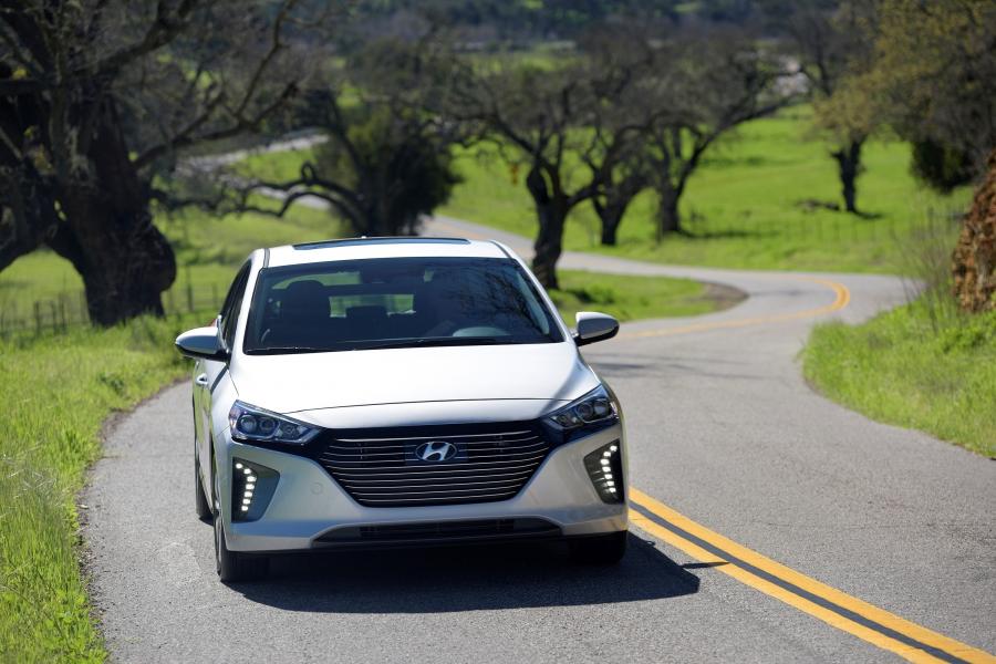  Hyundai IONIQ plug-in hybrid 2017 года  (NA) (фото 8 из 17)